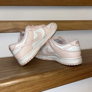 Nike dunk low  - Säljer mina Nike dunk low orange pearl i storlek EU 42. 