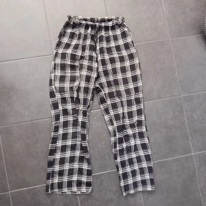 Rutiga byxor  - Ett par supersnygga byxor lite bootcut liknande stil. Fungerar både som pyjamasbyxor och till vardags!