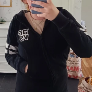 Zip up hoodie  - En zip up hoodie från Svea! I relativt bra skick!