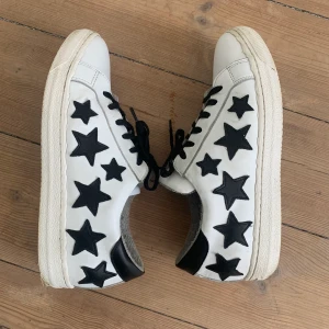 Lädersneakers med stjärnor - Snygga lädersneakers med svarta stjärnor. Liknar saint laurent/Zadig sneakers. Är märket Blankens, nypris på deras skor ca 2000. Inga missfärgade sulor/skador, minimal slitning vänstra hälen bild 3, och små streck på tån bild 2💓ingen kartong därav priset