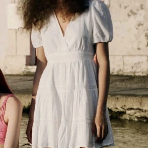 Klänning - Super fin Zara klänning som är använd fåtal gånger, Super fin till sommaren💕