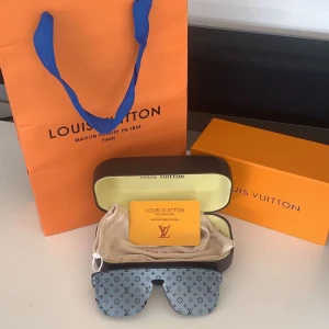 Louis Vuitton monogram glasses - Helt nya Louis Vuitton monogram glasses, ny pris runt 5000kr  Är villig att diskutera pris och även byten!