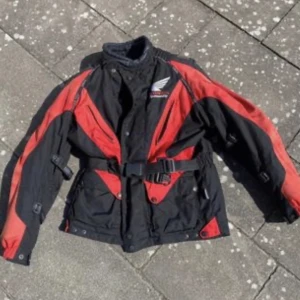 Motorcykel jacka Goretex - Stl 54/56 motorcykel jacka.  Använd men har mycket kvar att ge.  Goretex