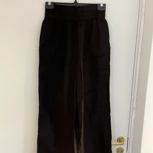 Linnebyxor - Svarta linnebyxor från hm i storlek XS. Samma som de beiga i förra annonsen fast svarta. 