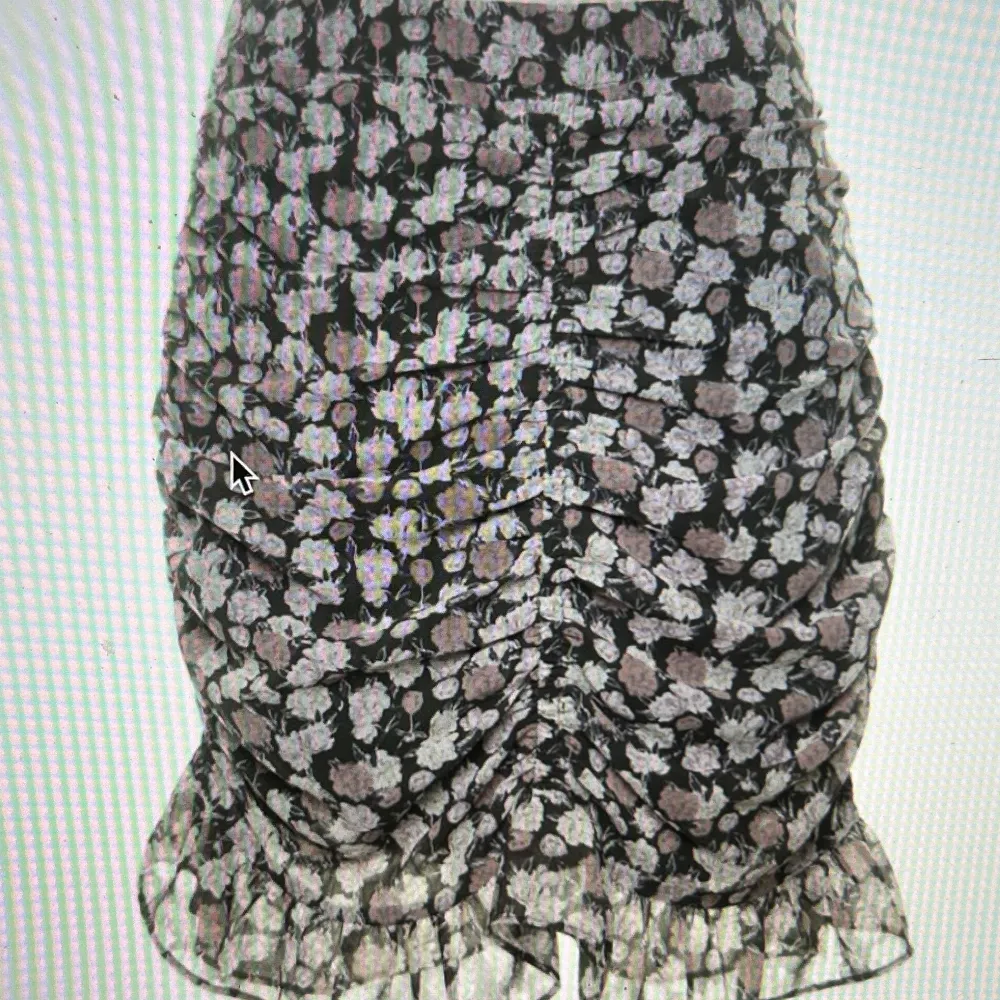 Jättefin kjol från NA-KD i storlek small. Använt några fåtal gånger! Sitter jättesnyggt. Kan även mötas upp i Stockholm . Kjolar.