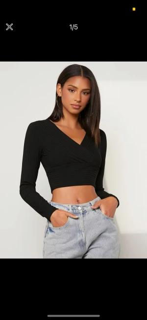 Toppar - 2 nya tröjor från Shein, tror dom kostade 160kr tsm men säljer båda för 30kr eftersom jag vill bli av med dom direkt, dom kom för små därför säljs dom 💓