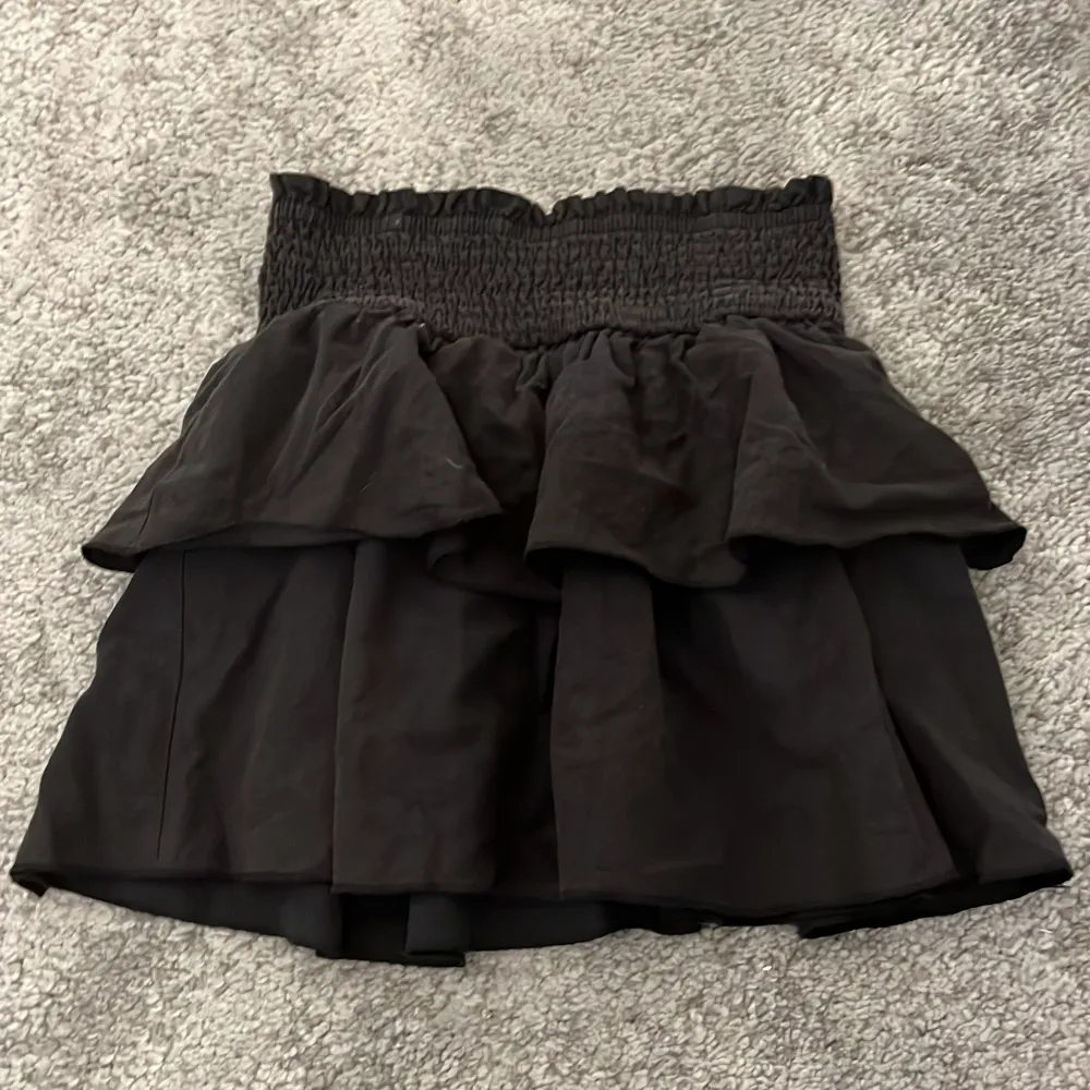 En fin svart kjol som är jätte fin. Är i storlek xxs men skulle säga att den även passar storlek Xs. . Kjolar.