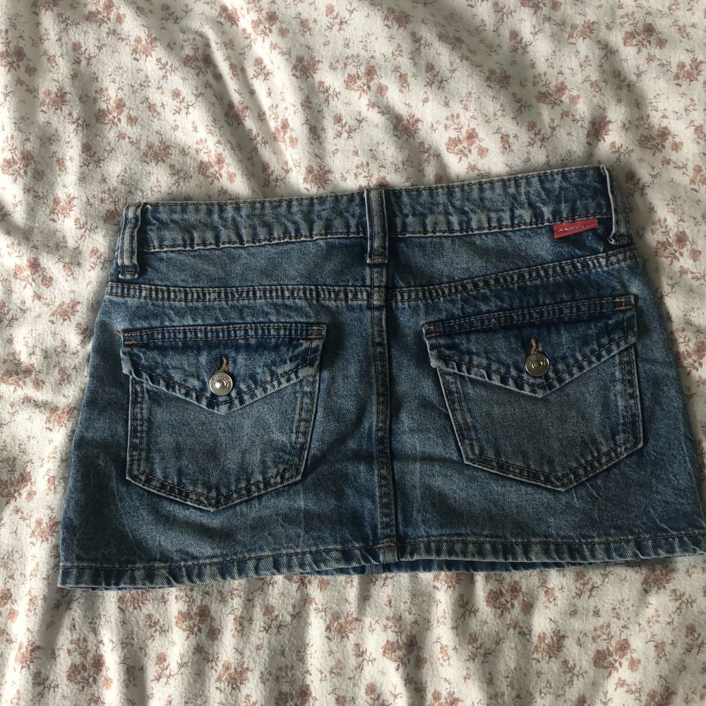 Jag köpte denna jeans kjol förra sommaren men har bara använt den några gånger eftersom att den är för liten i midjan. Det är ganska kort och har väldigt fina fickor💋. Kjolar.
