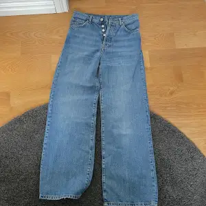 Bra och dyra Jeans med många knapar. Högmidjade.❤️