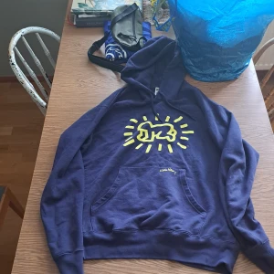 Uniqlo hoodie - Hoodie från uniqlo köpt på rea snygg blå färg med tryck inspirerat av keith haring 