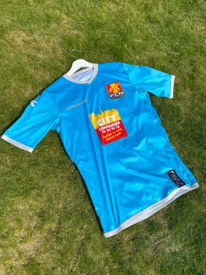 Nordsjaelland tröja med ryggnummer! - Nordsjaelland tröja från säsongen 2013/14. På ryggen är det Uffe Bech som spelade där mellan 2013-2015.  Storlek: small Skick: 9/10 Frågor? Skicka till mig! 