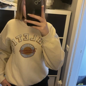 Sweatshirt från Gina Tricot  - Beige sweatshirt från Gina Tricot. Ganska bra skick. Köparen står för frakten💗💗