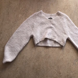 Stickad tröja  - Stickad tröja från Gina, som inte är använd så många gånger då jag tyckte att den va lite liten och inte riktigt min stil. Köpare står för frakt.