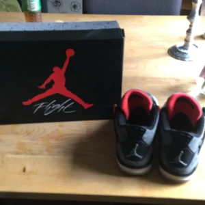 Air Jordan 4 retro  - Dem e köpta på we got them andvända några gånger  man får med lådan och en Jordan sticker 