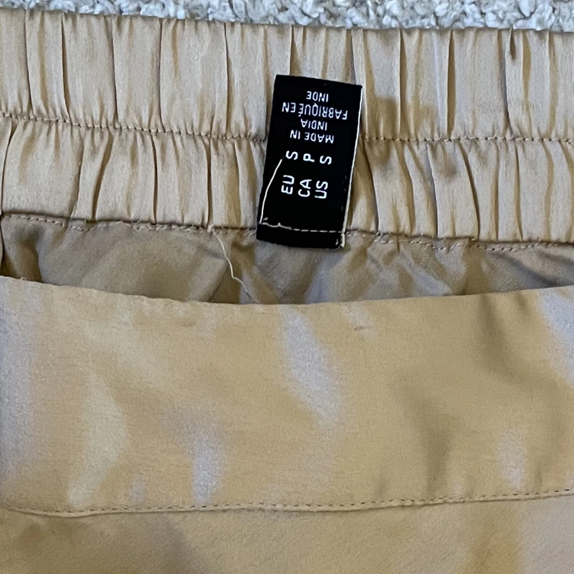 Midikjol i satin från vero moda  - 91