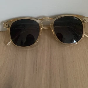 Solglasögon - Beige, genomskinliga med svart glas