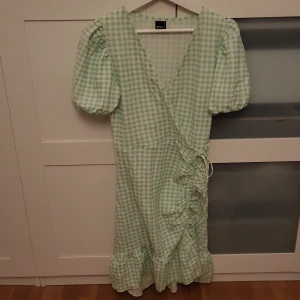 Klänning  - Fin klänning. Använd 1 gång. Helt ny. Super fin.