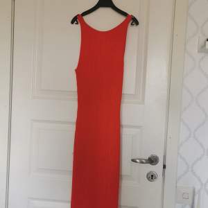 Röd lång ribbad klänning från hm Storlek S Pris 100 kr, kan diskuteras +frakt 