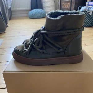 Inuikii - PÅ GRUND AV OSERIÖSA KÖPARE LÄGGER JAG UT IGEN: Skönaste vinterskorna är nu till salu! Ordinariepris 2699kr, jag säljer för 1500kr. Ett riktigt kap, sparsamt använda och orginalkartong är med🤩👍🏼 Skambud undanbedes! TACK