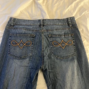 Lågmidjade jeans - Jag säljer dessa jättesnygga jeans som jag köpte här på plick för 375kr men tyvärr måste sälja pågrund av att de va för stora på mig. De är unika och assnygga! Skriv till mig för fler frågor och bilder!❤️