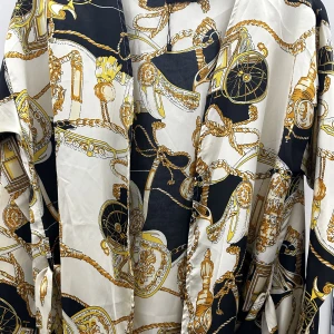 Kimono/kofta - En tunn kimono liknande kofta med bälte som går att knyta, går precis över rumpan. Aldrig använd