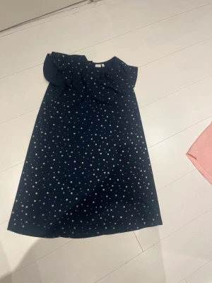 Mörkblå klänning med prickar  - En fin klänning från newbie i fint skick 