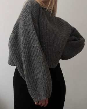Stickad tröja - Oversize croppad stockad tröja. Storlek S från GINA TRICOT