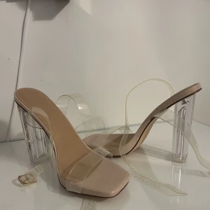 klackar  - Sjukt fina klackskor till sommaren. Bra skick. 