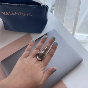 Ring - Jätte cool ring från berleuif UF, som inte går att köpa längre! Rostat lite på kanterna men inget man tänker på eller ser! Nypris ca 200kr. Mitt pris 150kr💘