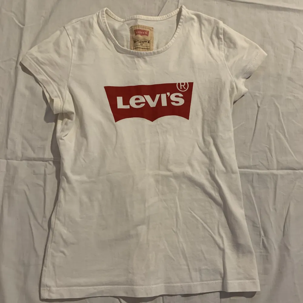 Säljer en Levis t-shirt i storlek 12 år. T-shirts.