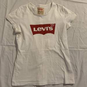 Säljer en Levis t-shirt i storlek 12 år
