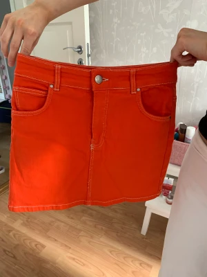 Orange kjol - Fin till sommaren! Säljer eftersom jag inte hittar ett tilfälle att använda den!