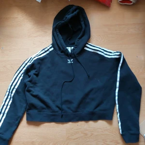 Adidas hoodie - Snygg croppad Adidas hoodie perfekt inför våren och de kyligare sommardagarna. Den är i bra skick! Strl: xs