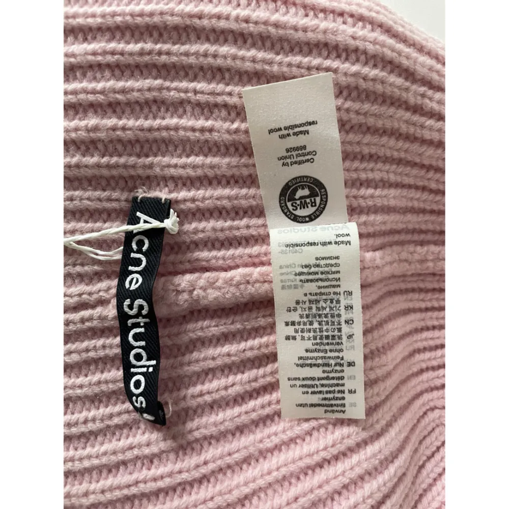 56 cm i omkrets rosa Acne Studios mössa. Aldrig använd, kan hämtas i Bromma eller i innerstan. 100% i ull!. Övrigt.