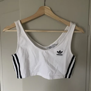 Crop top linne från adidas - Vitt croppat linne från adidas Storlek XS