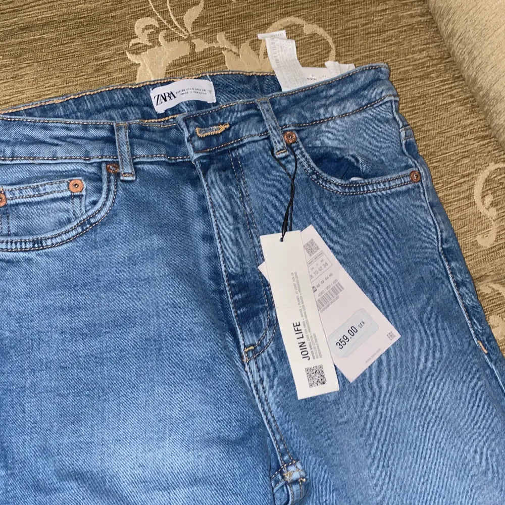 Utsvöngda jeans från zara i storlek 38, oanvända . Jeans & Byxor.