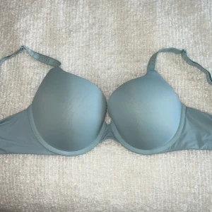 Ljusblå BH - Vadderad jusblå BH/Bkinitopp med glittriga detaljer från Victorias Secret. 