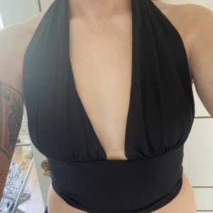 Festtopp - Svart enkel fin festtopp!  Endast använd 1 gång!  Lätt att reglera hur den ska sitta🖤  Köpare står för frakt  Skriv vid fler bilder eller intresse🖤