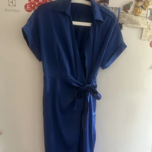 Klänning  - Korn blå .. aldrig använd 