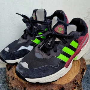 Adidas Yung-96 storlek 41 1/3 sneakers -   ADIDAS sneakers  YUNG-96  Robust sneaker med 90-talslook från adidas originals Modernt snörningssystem säkerställer ett säkert fäste  Ballistisk nylonöverdel med mockaöverdrag och reflekterande detaljer  Vattenavvisande DWR-beläggning  