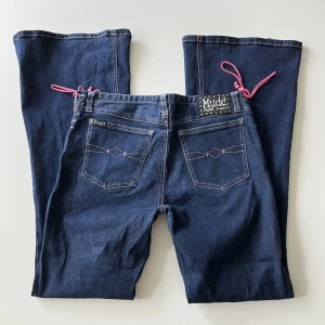 Mudd jeans - Lågmidjade bootcut jeans från Mudd. Köpta på Depop. Midjemått: 80 cm, men stretchiga! Innerbenslängd: 81 cm. Hon på bilden är 161 cm lång. Skriv privat för mer bilder! 💞 