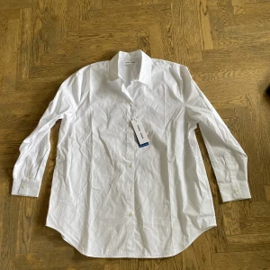 Samsøe Samsøe Skjorta - Model: Haley Shirt. Skjorta från Samsøe Samsøe. Oversized passform och luftig. Perfekt för sommaren. Helt oanvänd och ny med etiketter kvar. Nypris 1100kr. Skriv om ni har några frågor!