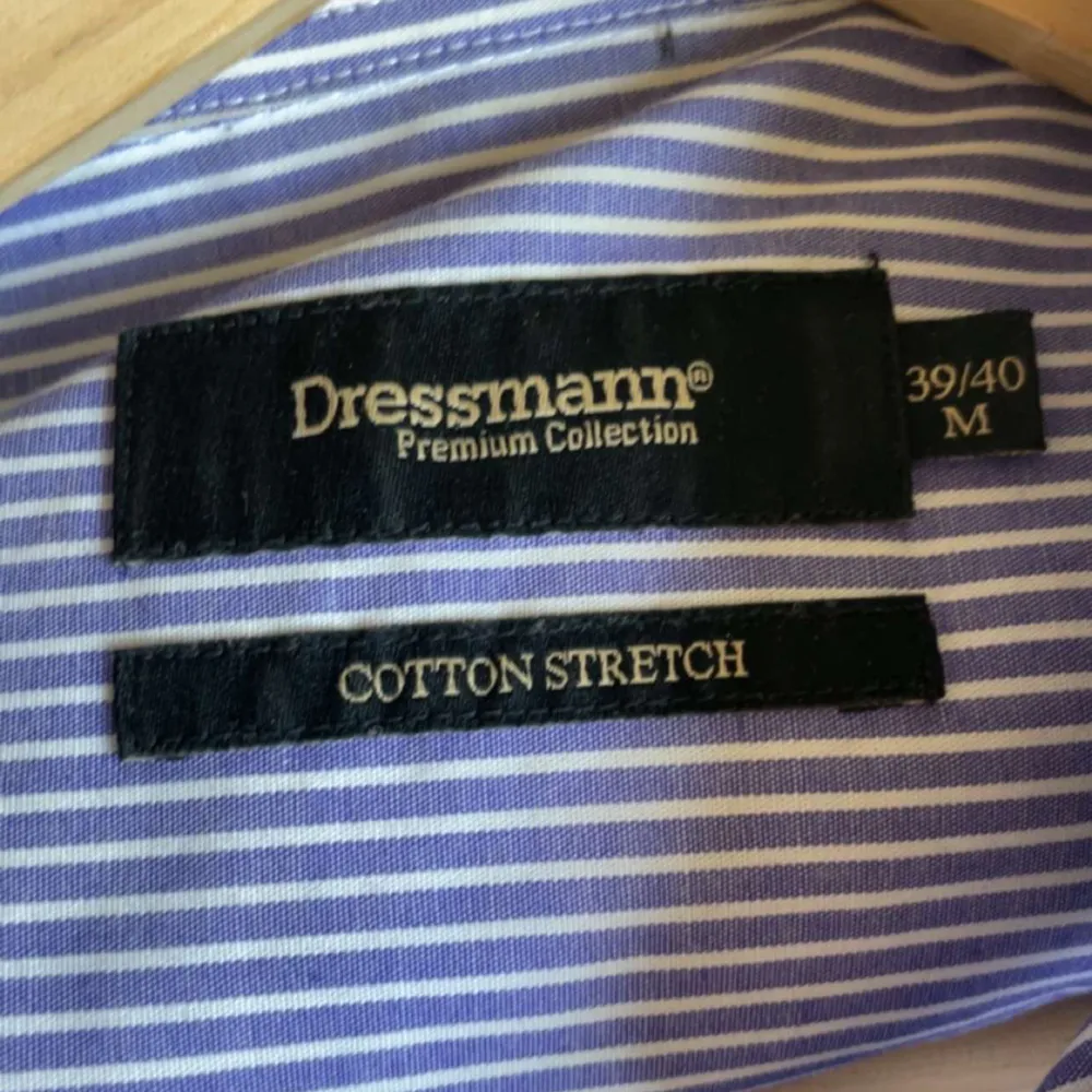 En blå/vit randig skjorta från dressman i stl M. . Skjortor.