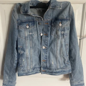 Jeansjacka - Blå jeansjacka i fint skick