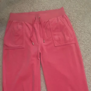 Juicy couture - Säljer mina juicy som inte passar i storleken🩷Bra skick, använda fåtal gånger❤️