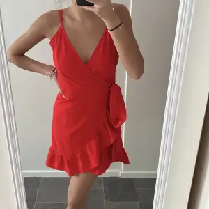 Röd klänning från Gina tricot i storlek 34