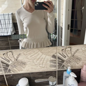 Beige tröja  - En jättefin beige långärmad tröja ens volanger längst ner 