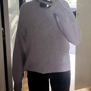 Lila stickad tröja - Stickad tröja i ljuslila. Kan vara oversized om man har storlek xs/s. Fråga om ni vill ha fler bilder🤍