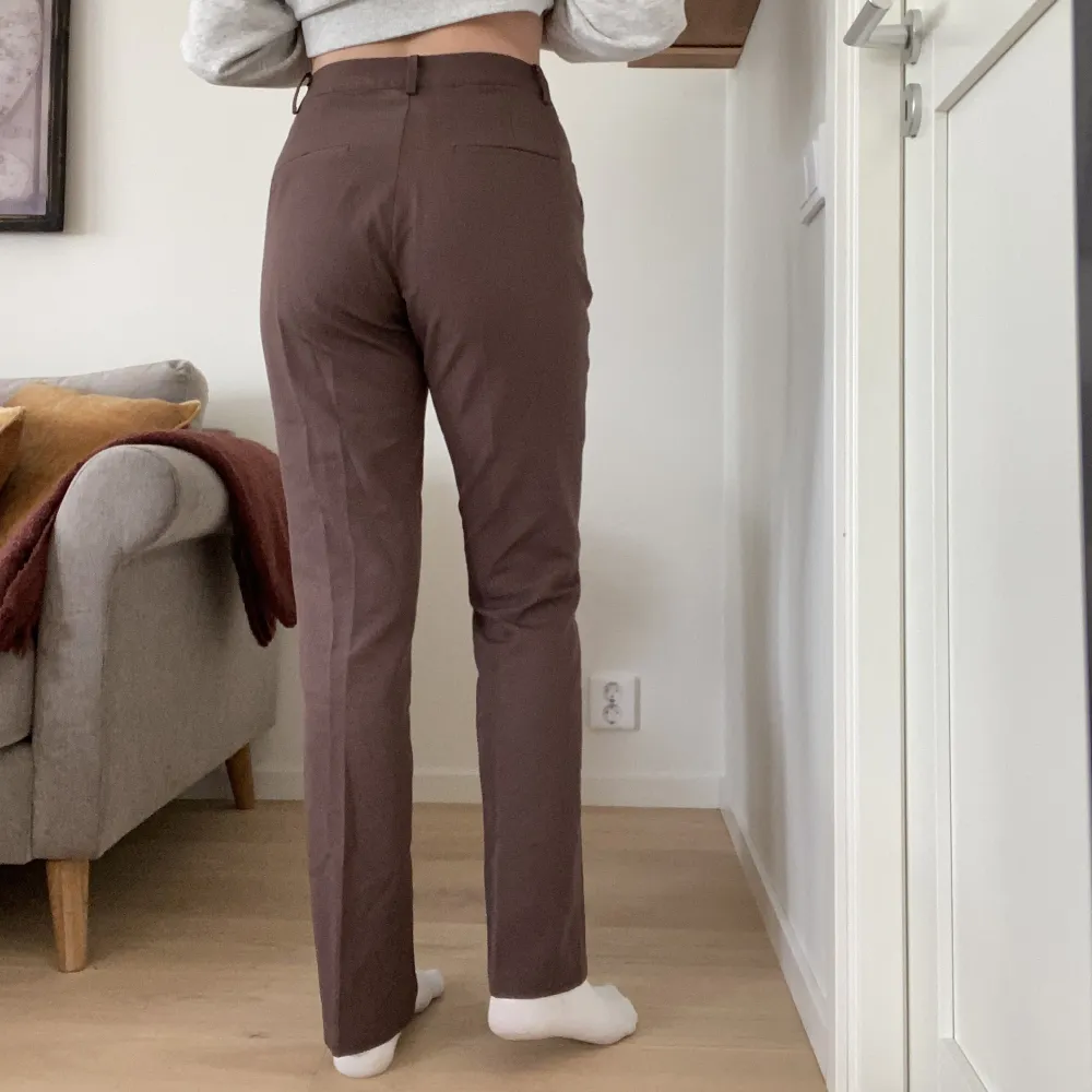 Kostymbyxor från Bikbok i modellen ”Vilma”, så fin brun färg 😍, nyskick. Jeans & Byxor.