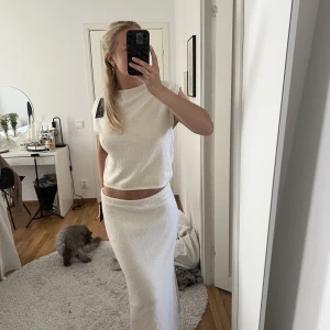 Sanna Jörnvik X Nakd set - Säljer detta slutsålda set i benvitt då jag beställde i flera storlekar🤍 Kjol stl S och topp stl XS. Säljes för samma pris jag köpte de för då de är slutsålda 848kr🤍